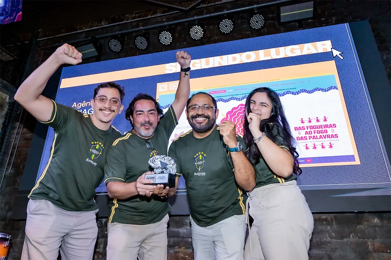 Comemorando com o troféu na mão