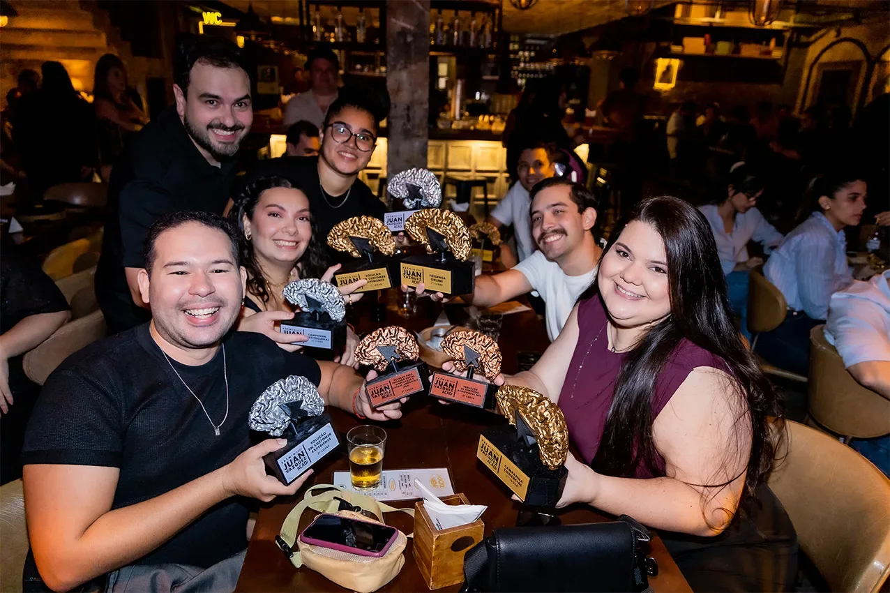 Time comemorando o segundo lugar