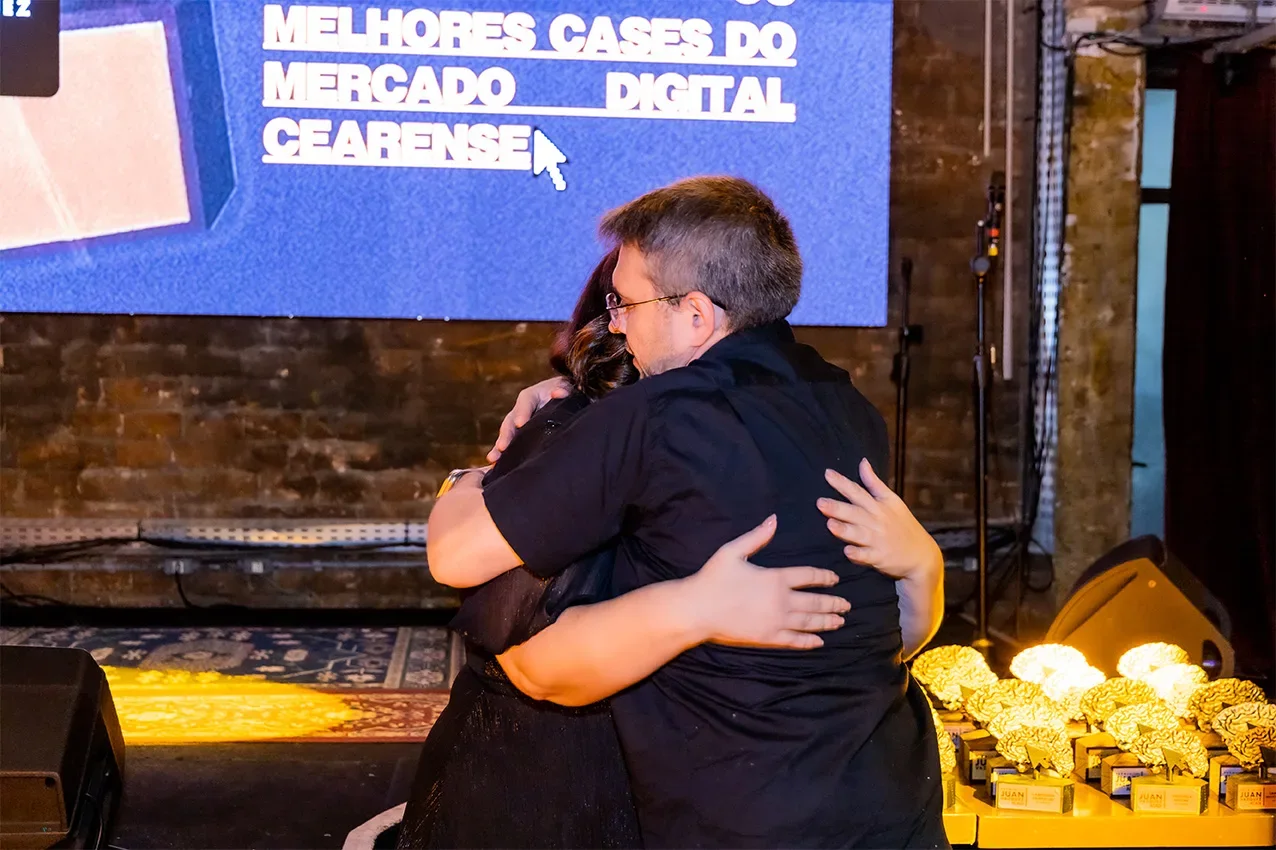 Abraço no palco da premiação