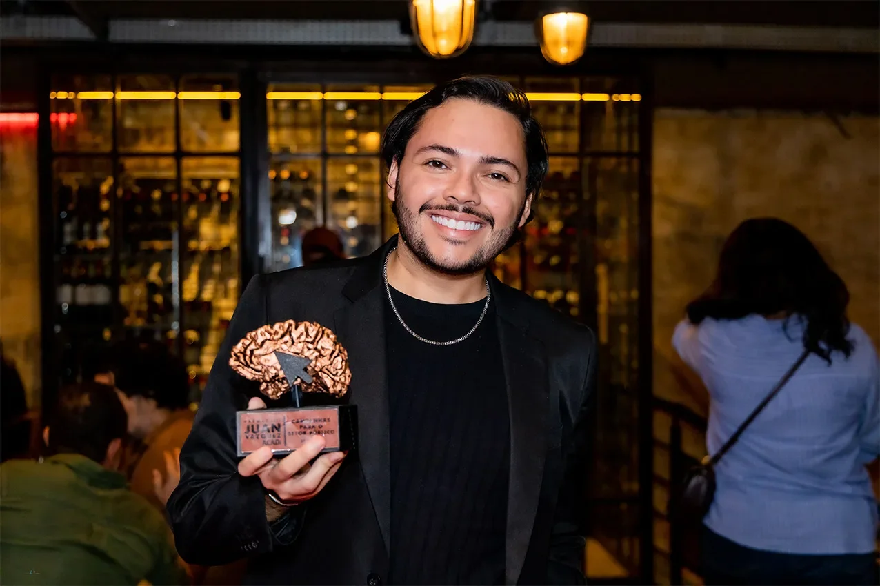 Vencedor sorrindo com o troféu